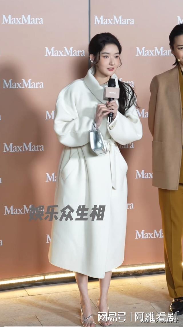 惊艳果然能进娱乐圈的脸没一张是简单的开元棋牌app北京这一晚被33岁金靖(图4)