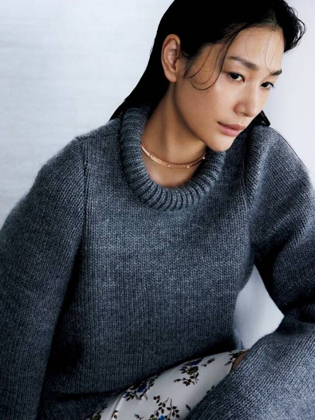 要学会用珠宝50+女性尤其不可忽略开元ky棋牌灰色穿搭的高级感秘诀：(图8)