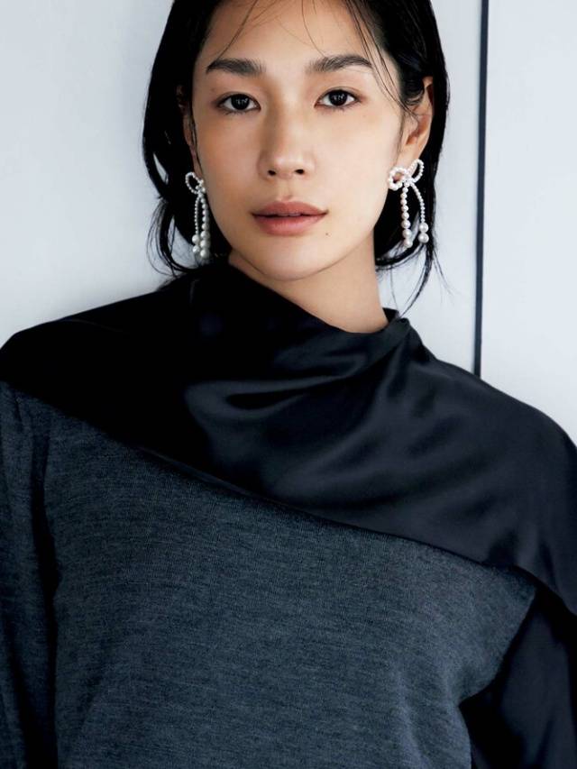 要学会用珠宝50+女性尤其不可忽略开元ky棋牌灰色穿搭的高级感秘诀：(图9)