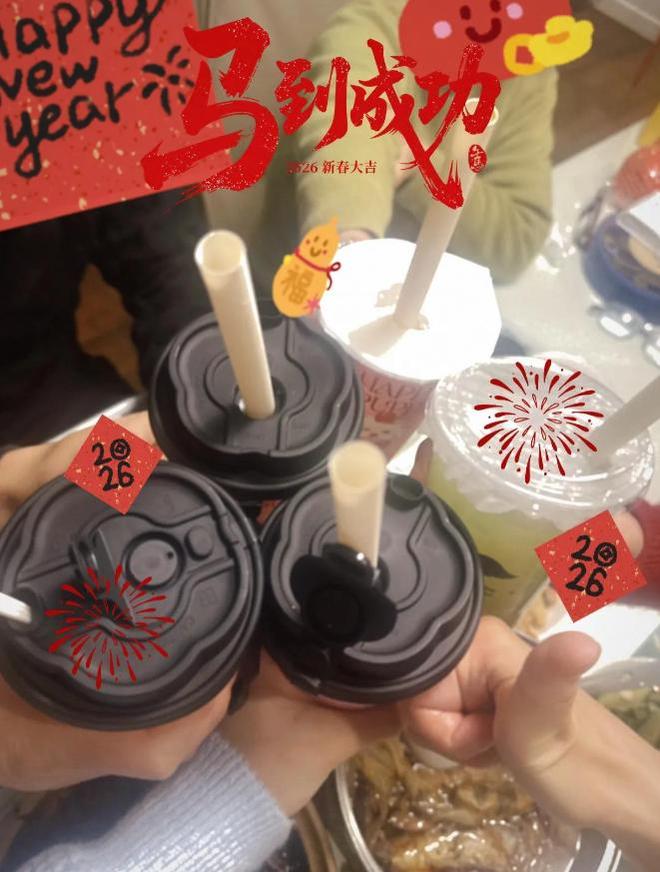 ！和大女儿素颜合影好温馨被耳环抢镜开元棋牌马伊琍新年第一天晒全家福