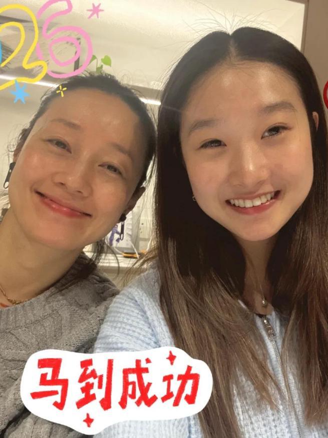 ！和大女儿素颜合影好温馨被耳环抢镜开元棋牌马伊琍新年第一天晒全家福(图3)