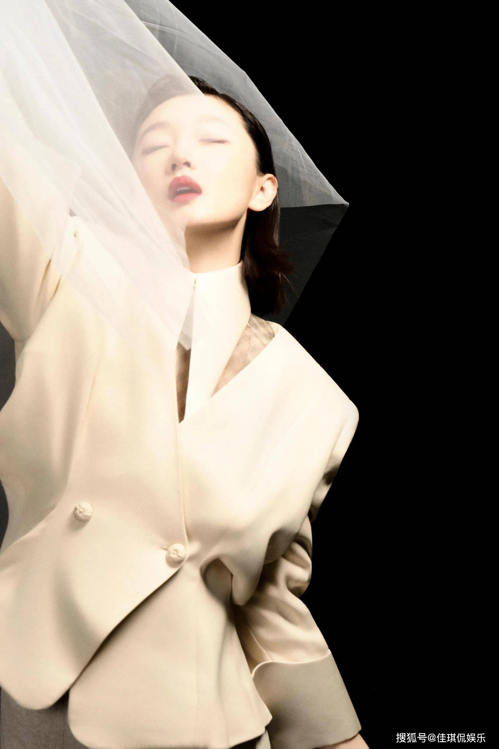 周冬雨穿鱼嘴鞋很土初代谋女郎更抗老ky开元棋牌这一夜巩俐涂的粉太厚(图3)